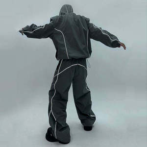 Ensemble d'extérieur streetwear imprimé pour homme noir, veste à capuche zippée coupe-vent et pantalon large, personnalisable OEM - Product Image 3