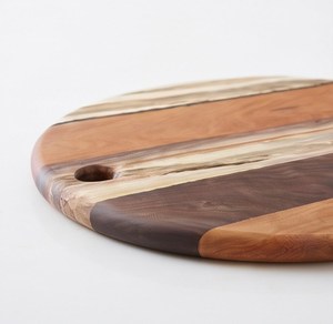 Planche à découper ronde élégante en bois avec trou de suspension, en bois naturel à rayures - Product Image 6