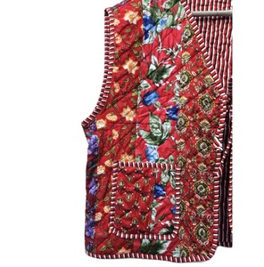 Veste sans manches vintage en tissu gaufré écologique, faite à la main, matelassée, col en V, style floral, avec poches patchwork et blocs rayés rouges - Product Image 2