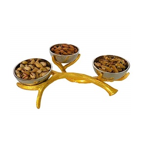 Ensemble de 3 bols à condiments avec un design martelé doré |   Bols de service pour fruits secs, chutneys, snacks, sauces, cornichons et décoration de table - Product Image 1