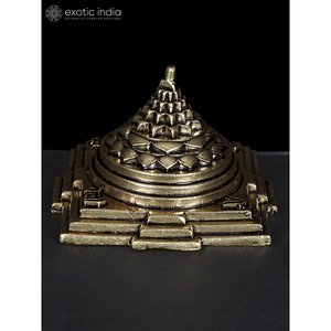 Escultura de latón superfino hecha a mano de 3 pulgadas de Shri Yantra para decoración del hogar y artículos de regalo hechos en la India Vastu Yantra - Product Image 4