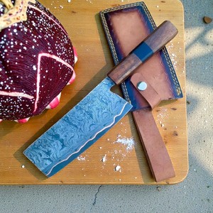 Cuchillo de carnicero de acero damasco y cobre hecho a mano, de alta resistencia, 8-9.9 pulgadas, ambidiestro, con funda de cuero ecológica. - Product Image 1