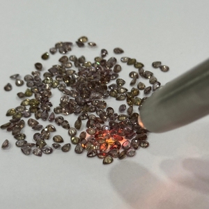 Granat naturel à changement de couleur, taille poire 4x3mm, pierre précieuse calibrée non traitée, brun à rouge, qualité AAA de Madagascar - Product Image 4
