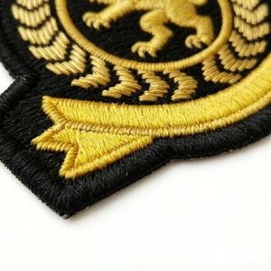 Parche Bordado Personalizado con Escudo de León y Coronas, con Hilo de Oro Premium, para Coser en Uniformes, Blazers y Prendas - Product Image 4