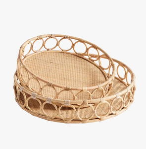 Plateau rond en paille naturelle tressée, orné de motifs floraux jaunes brodés, disponible à prix de gros. - Product Image 2