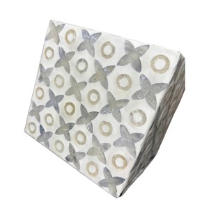 Caja de pañuelos cuadrada vintage hecha a mano con incrustaciones florales de nácar - Product Image 3