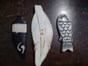 Pendentifs en plumes d'os sculptés à la main par des artisans | Charmes de bijoux tribaux complexes - Product Image 5