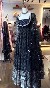 Colección Exclusiva de Anarkali en Algodón Maslin con Estampado Digital, 50 Pulgadas de Largo y Dupatta con Lentejuelas de Red de Mariposa para Venta al Por Mayor - Product Image 2