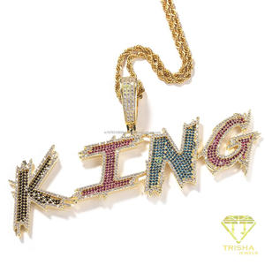จี้เพชรแล็บโกรว์ทรงคำว่า KING ดีไซน์หรูหรา พร้อมกรอบสีทอง ตัวอักษรประดับเพชรหลากสี และสร้อยคอแบบ Statement Chain - Product Image 3