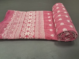 Tela de Algodón Rosa Premium de Alta Demanda con Bordado Schiffli - Diseño Floral Blanco y Borde Étnico Multicapa - Product Image 3