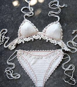 Ensemble de bikini au crochet couleur crème, avec accents bronzés et coquillages - Product Image 3