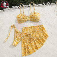 Tendances estivales : style de vacances simple et décontracté avec des imprimés floraux aléatoires, parfait pour les jeunes femmes, tenue de plage.