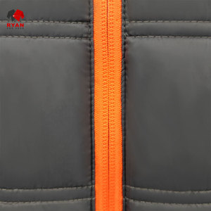 เสื้อแจ็คเก็ตพัฟเฟอร์คุณภาพสูงแบบสั่งทำพิเศษสำหรับผู้ชาย วัยรุ่น และเด็ก  ออกแบบสีและโลโก้ได้ตามต้องการ ป้องกันรอยยับ - Product Image 4