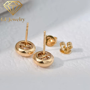 Boucles d'oreilles clous en or jaune 18 carats avec diamant de laboratoire rond serti clos, style bouton contemporain, fabricant de bijoux fins - Product Image 3