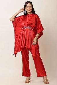 Ensemble élégant en satin rouge style kaftan empire avec broderie asymétrique, col montant, manches courtes et perles. - Product Image 4