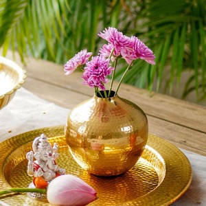 Vase de table artisanal essentiel pour la décoration, design minimaliste, finition dorée, diamètre 14 cm, hauteur 13,5 cm - Product Image 6