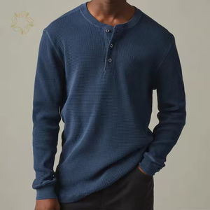 Camiseta de punto gofrado de algodón orgánico de alto gramaje, térmica, de manga larga para hombre, sostenible - Product Image 3