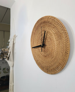 Horloge murale artisanale vietnamienne de 12 pouces en rotin, style rustique cottagecore, minimaliste, moderne, tissée naturellement, fournisseur de décoration intérieure - Product Image 3