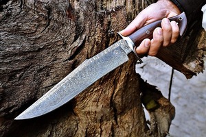Cuchillo Bowie Artesanal para Camping en Acero de Damasco con Mango de Madera de Nogal y Funda de Cuero - Product Image 6