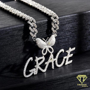 Collar personalizado con la palabra 'Moissanite Diamond' en diamante moissanita de primera calidad, con detalle de colgante de mariposa, colgante con letras brillantes. - Product Image 2