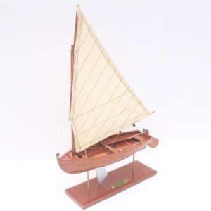 Barco de Pesca Americano de Madera Hecho a Mano por DINHY con Acabado Lacado - Product Image 1