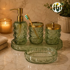 Ensemble de salle de bain de luxe en verre, cinq pièces, ovale vert avec accents dorés, distributeur de savon, porte-brosse à dents, pot de rangement, plateau - Product Image 4