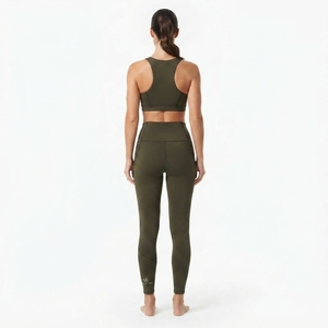 Conjunto Deportivo de Dos Piezas para Mujer, Color Verde Oliva, Sujetador Deportivo y Leggings de Cintura Alta, Ropa Deportiva para Yoga y Fitness - Product Image 3