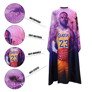 Capa de Peluquería con Estampado de Michael Jordan, Poliéster Resistente, para Uso en Salón y Barbería, Cierre Ajustable en el Cuello - Product Image 3