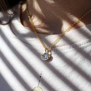 Colgante de Moissanita con Bisel Ovalado, Engaste Tipo East West, Anilla Fija, Plata de Ley 925, Chapado en Oro de 14K, Joyería de Platino - Product Image 2