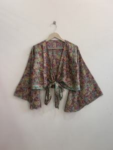 Vente en gros d'ensembles variés de crop tops en soie pour femmes, hauts à nouer style hippie, chemisiers pour femmes - Product Image 5