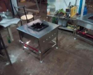 Brûleur de cuisinière à gaz en fonte robuste avec pieds courts pour usage commercial, hôtelier et en cuisine de restaurant - Product Image 1