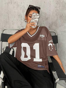 Camiseta de fútbol americano de malla oversize personalizada para mujer, cuello en V, estampado gráfico marrón, estilo hip hop, corte holgado - Product Image 4