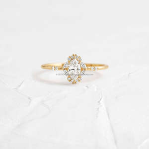 แหวนเพชรซิคอนรับรองโดย IGI จาก Arin Luxury Co ผลิตด้วยมือจากเงินสเตอร์ลิงชุบทอง ดีไซน์ทันสมัย/ออกแบบตามสั่ง สำหรับงานแต่งงาน งานเลี้ยง  ขั้นต่ำในการสั่งซื้อน้อย - Product Image 3