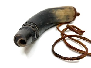 Correa de Cuero de Color Natural con Polvo de Cuerno de Búfalo Ecológico Hecho a Mano por ILAHI, Decoración Rústica Artística Coleccionable para Días Festivos - Product Image 1