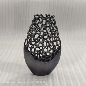 Jarrón redondeado de aluminio plateado con entramado abierto de forma libre - Product Image 2