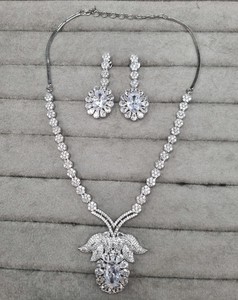 Lucentarts - Exquisito Juego de Collar y Aretes con Diamantes Americanos, Colgante Floral de Circonita Brillante, Joyería Nupcial, Accesorios para Mujer - Product Image 2