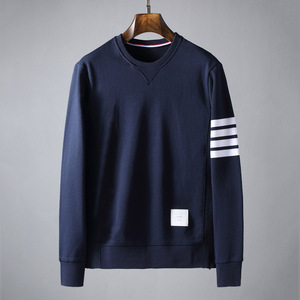 เสื้อสเวตเชิ้ตผู้ชายผ้าคอตตอนเทอร์รี่ ระบายอากาศได้ดี เป็นมิตรกับสิ่งแวดล้อม คอกลม แขนยาว ทรงหลวม ลายทางสี่เส้น เหมาะสำหรับเล่นกีฬาในฤดูหนาว - Product Image 5
