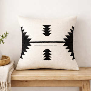 Funda de Almohada de Algodón Tejida a Mano con Diseño de Flecha Tribal para Decoración del Hogar Estilo Escandinavo, Boho y Contemporáneo - Product Image 1