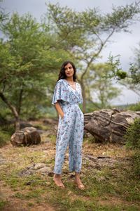 Vestido midi casual de verano para mujer, con estampado floral azul, cuello en V, manga casquillo, corte en A, tejido transpirable y dobladillo escalonado de ajuste holgado. - Product Image 4