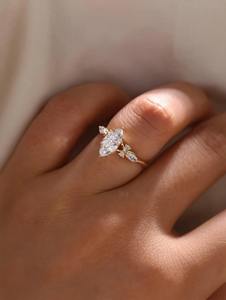 Anillo de Compromiso Exclusivo con Diamante de Laboratorio de Corte Marquesa Único de 2 Quilates, Certificado IGI E VVS2, con Banda de Diamantes a Juego en Oro - Product Image 3