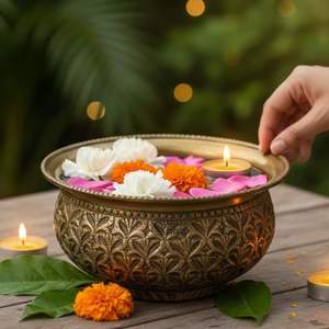 Centro de mesa decorativo de latón Chitai de 7 pulgadas, tazón flotante para flores, Urali para decoración de bodas Haldi Mehendi. - Product Image 1