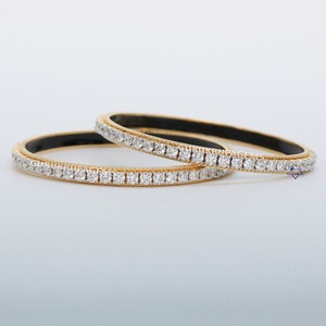 Brazaletes de Diamantes Moissanite de Diseño Único para Mujer con Artesanía de Joyería Fina y Aspecto Elegante Disponibles para la Venta - Product Image 1