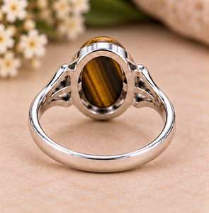 Bague élégante en argent avec pierre œil de tigre ovale, surface de pierre précieuse brillante aux couleurs marron miel chaud et détails latéraux sculptés avec raffinement. - Product Image 6