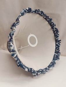 Pantalla de lámpara con volantes de tela Ikat hecha a mano, azul y blanca, con forma de campana, con ribete con volantes, con portalámparas E27 y base de alambre de hierro lisa. - Product Image 2