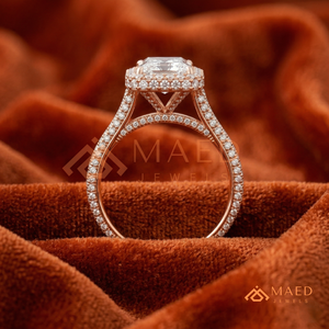 Bague élégante en or rose avec moissanite taille émeraude, unique, trois pierres, demi-lune, pour anniversaire, bijoux fins de haute qualité - Product Image 3