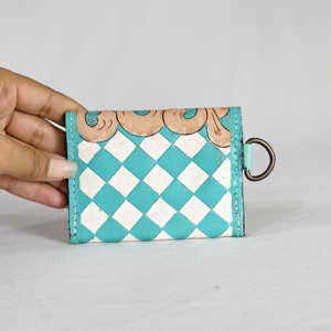 Tarjetero de Cuero Genuino Premium Hecho a Mano para Mujer, Cartera Corta con Diseño Geométrico a Cuadros, Cierre de Botón, Estilo Moderno - Product Image 4
