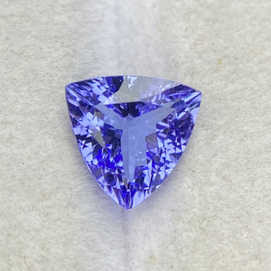 Pierre précieuse naturelle certifiée Tanzanite naturelle taille triligne 8 MM avec une couleur et un lustre excellents Zoisite naturelle 1,65 carat - Product Image 1