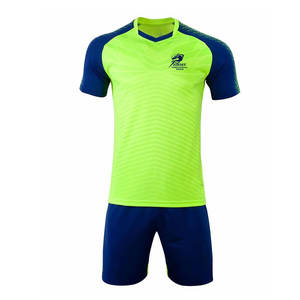 Uniforme de fútbol hecho con material que absorbe el sudor, diseñado para mantener a los jugadores frescos y secos durante partidos intensos de fútbol. - Product Image 1