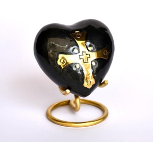 Urne Cœur en Émail Bleu Faite à la Main – Objet Commémoratif Chrétien avec Croix Dorée Sculptée et Support en Laiton Poli - Product Image 2