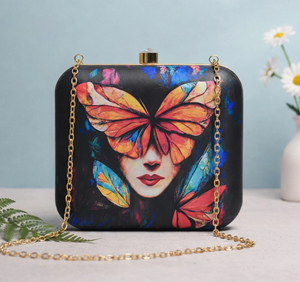 กระเป๋าคลัทช์พิมพ์ลายผีเสื้อสุดหรู โครงโลหะ ตัวกระเป๋าแข็ง ผิวสัมผัสแบบดิจิตอลซาติน พร้อมซับในผ้าไหมดิบ และตัวล็อคคริสตัล - Product Image 1